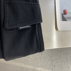 -Balenciag 2026fw 工装多袋直筒长裤,采用高密度梭织面料,内里附了一层纯棉里布以提升穿着舒适度,工 -Balenciag 2026fw 工装多袋直筒长裤,采用高密度梭织面料,内里附了一层纯棉里布以提升穿着舒适度,工