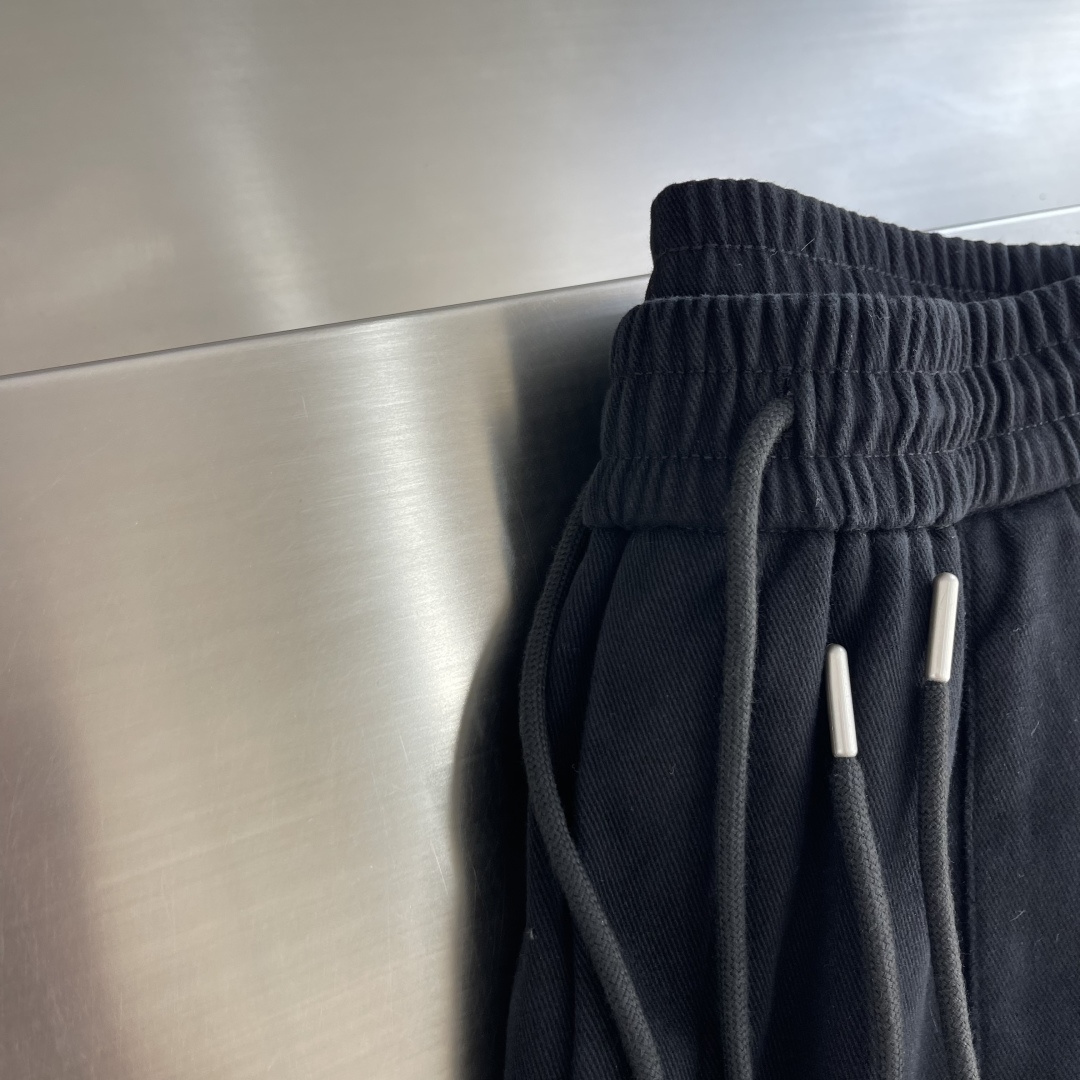 -Balenciag 2026fw 工装多袋直筒长裤,采用高密度梭织面料,内里附了一层纯棉里布以提升穿着舒适度,工 -Balenciag 2026fw 工装多袋直筒长裤,采用高密度梭织面料,内里附了一层纯棉里布以提升穿着舒适度,工