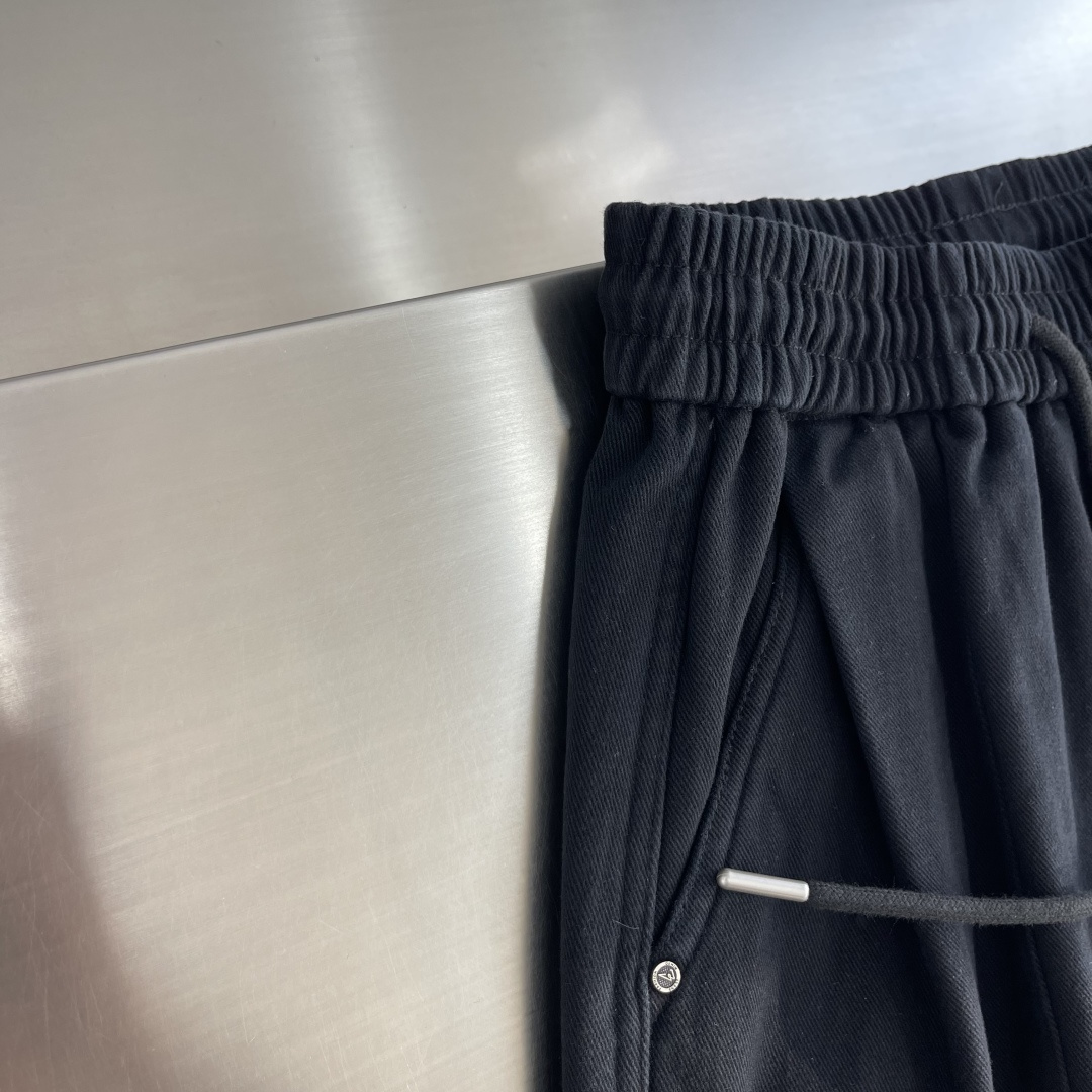 -Balenciag 2026fw 工装多袋直筒长裤,采用高密度梭织面料,内里附了一层纯棉里布以提升穿着舒适度,工 -Balenciag 2026fw 工装多袋直筒长裤,采用高密度梭织面料,内里附了一层纯棉里布以提升穿着舒适度,工
