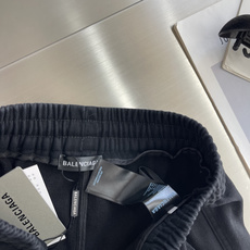 -Balenciag 2026fw 工装多袋直筒长裤,采用高密度梭织面料,内里附了一层纯棉里布以提升穿着舒适度,工 -Balenciag 2026fw 工装多袋直筒长裤,采用高密度梭织面料,内里附了一层纯棉里布以提升穿着舒适度,工