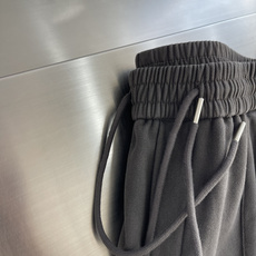 -Balenciag 2026fw 工装多袋直筒长裤,采用高密度梭织面料,内里附了一层纯棉里布以提升穿着舒适度,工 -Balenciag 2026fw 工装多袋直筒长裤,采用高密度梭织面料,内里附了一层纯棉里布以提升穿着舒适度,工