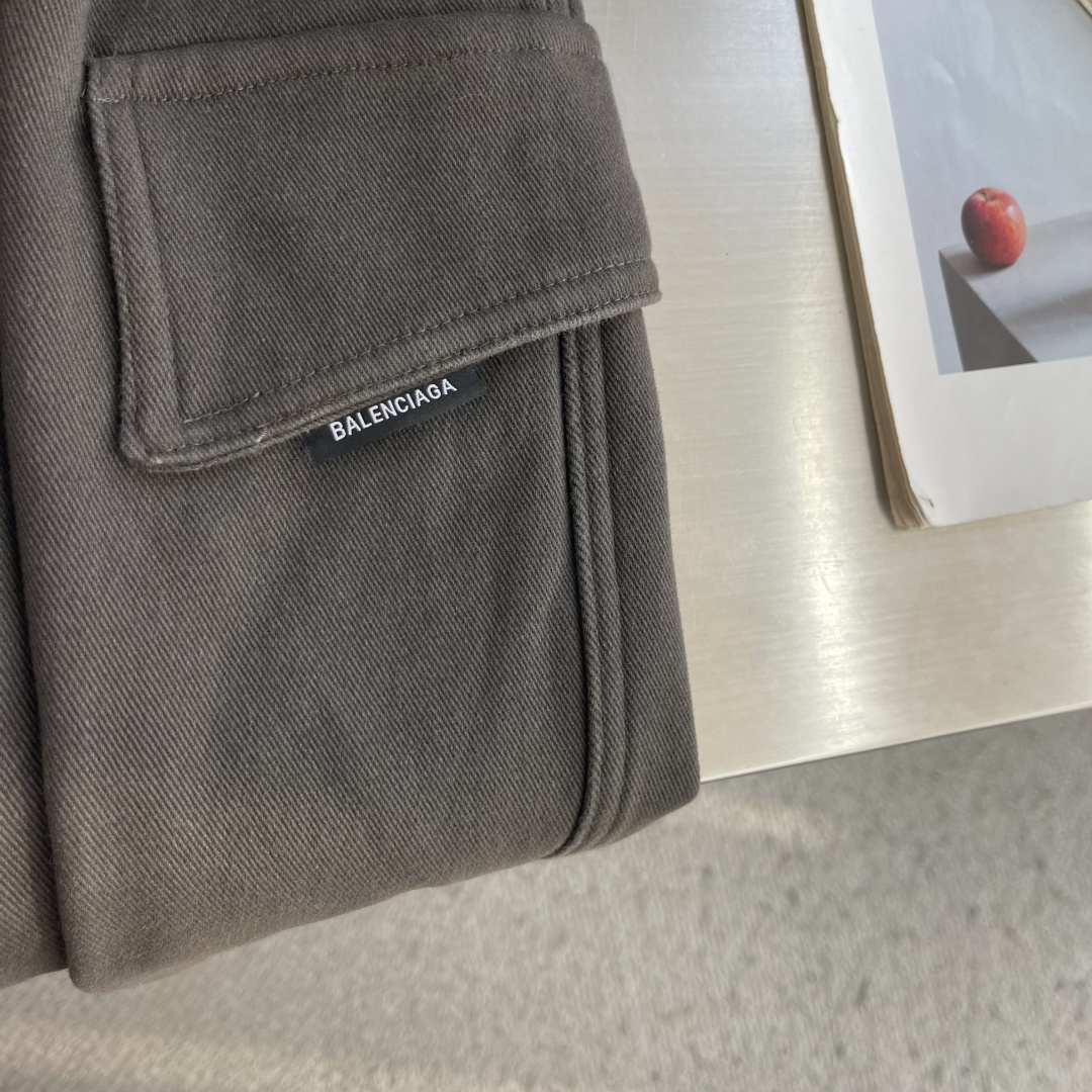 -Balenciag 2026fw 工装多袋直筒长裤,采用高密度梭织面料,内里附了一层纯棉里布以提升穿着舒适度,工 -Balenciag 2026fw 工装多袋直筒长裤,采用高密度梭织面料,内里附了一层纯棉里布以提升穿着舒适度,工