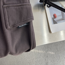 -Balenciag 2026fw 工装多袋直筒长裤,采用高密度梭织面料,内里附了一层纯棉里布以提升穿着舒适度,工 -Balenciag 2026fw 工装多袋直筒长裤,采用高密度梭织面料,内里附了一层纯棉里布以提升穿着舒适度,工