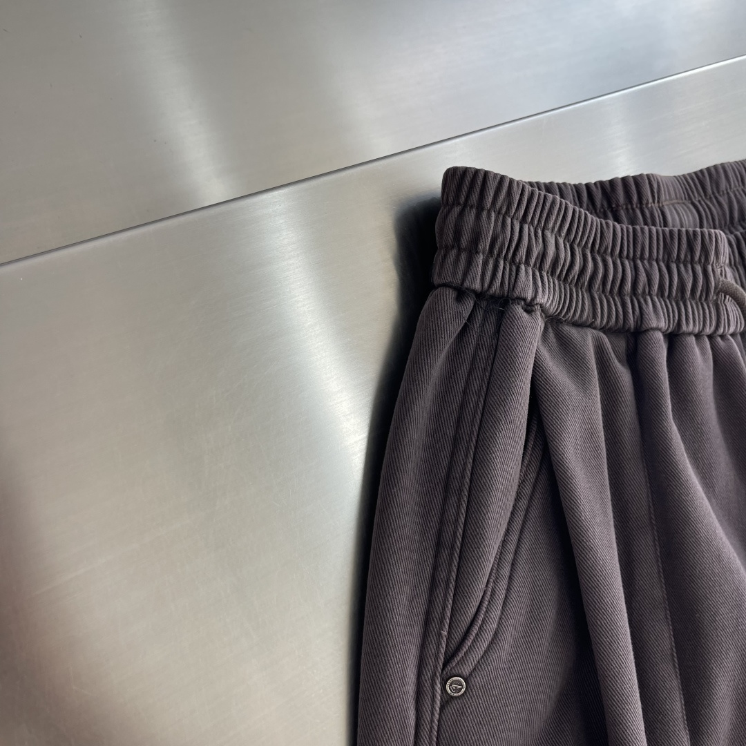-Balenciag 2026fw 工装多袋直筒长裤,采用高密度梭织面料,内里附了一层纯棉里布以提升穿着舒适度,工 -Balenciag 2026fw 工装多袋直筒长裤,采用高密度梭织面料,内里附了一层纯棉里布以提升穿着舒适度,工