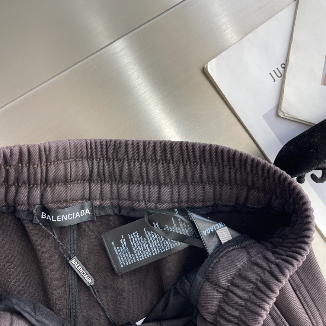 -Balenciag 2026fw 工装多袋直筒长裤,采用高密度梭织面料,内里附了一层纯棉里布以提升穿着舒适度,工 -Balenciag 2026fw 工装多袋直筒长裤,采用高密度梭织面料,内里附了一层纯棉里布以提升穿着舒适度,工