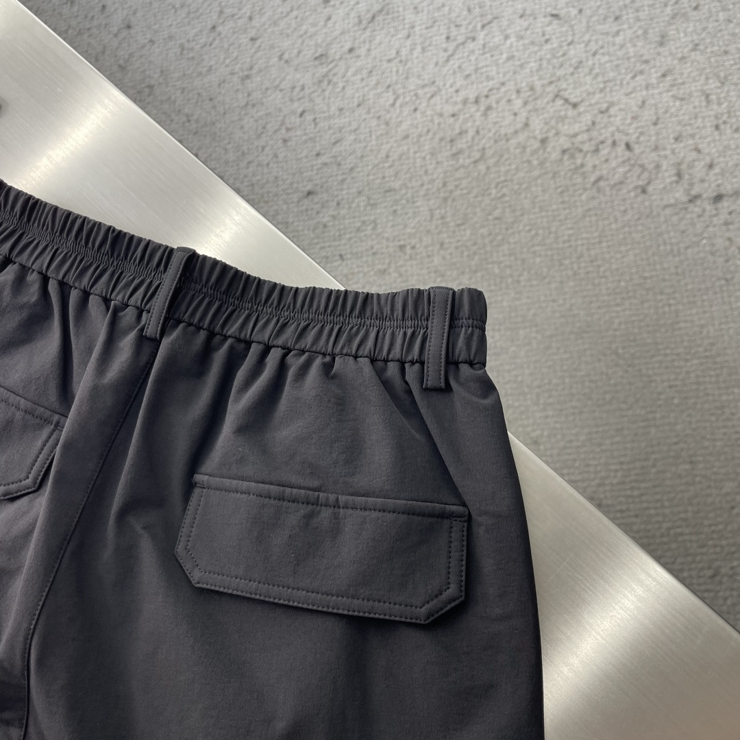 -Stone Island     工装风休闲长裤，采用高弹棉质面料，超级亲肤舒适，两侧工装口袋设计，上身效果超级帅气！