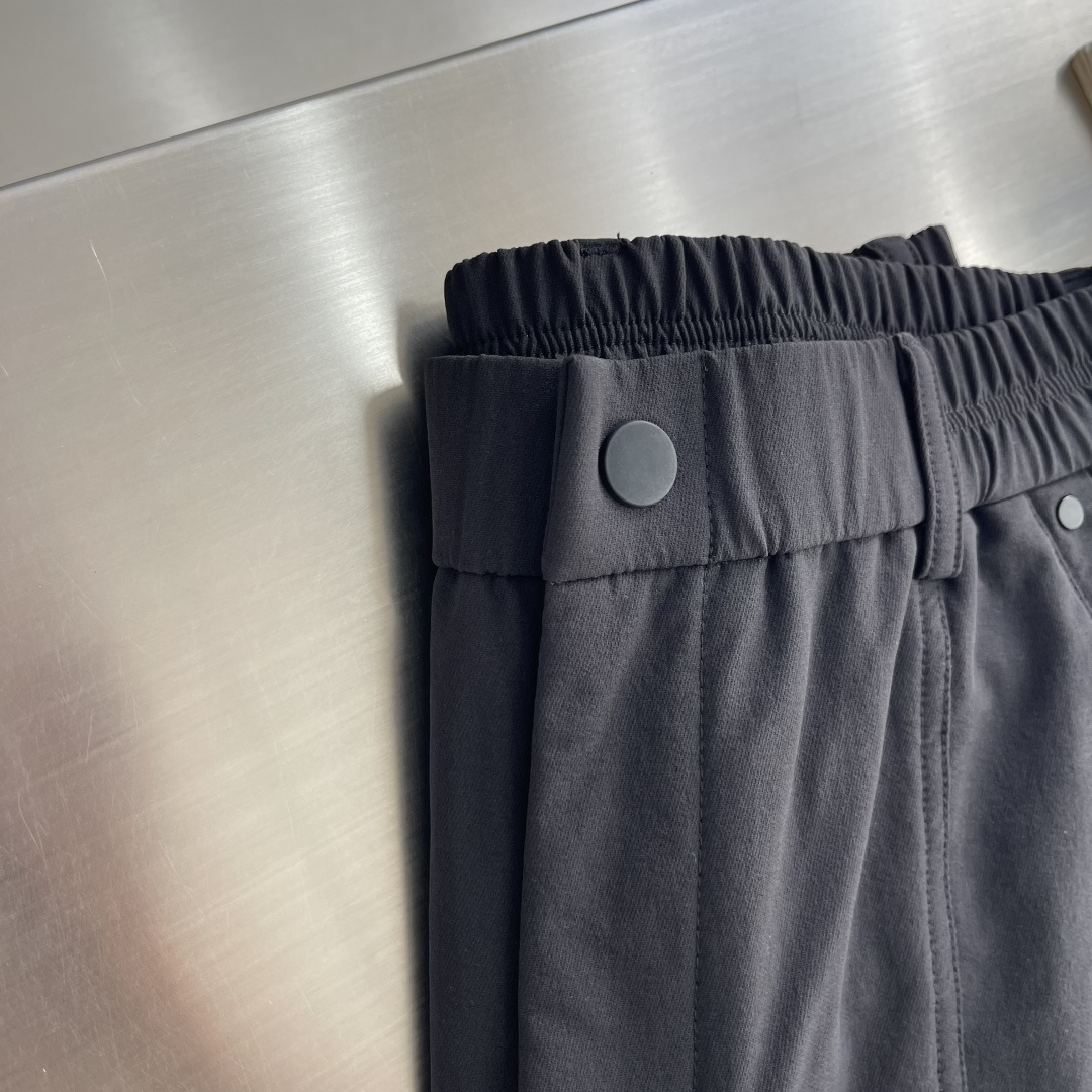 -Stone Island     工装风休闲长裤，采用高弹棉质面料，超级亲肤舒适，两侧工装口袋设计，上身效果超级帅气！