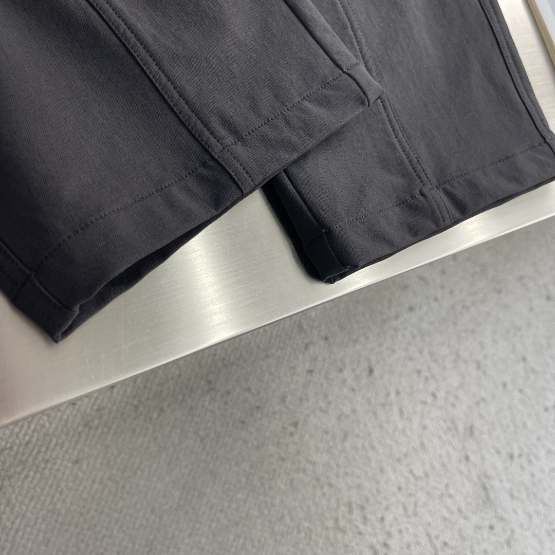 -Stone Island     工装风休闲长裤，采用高弹棉质面料，超级亲肤舒适，两侧工装口袋设计，上身效果超级帅气！
