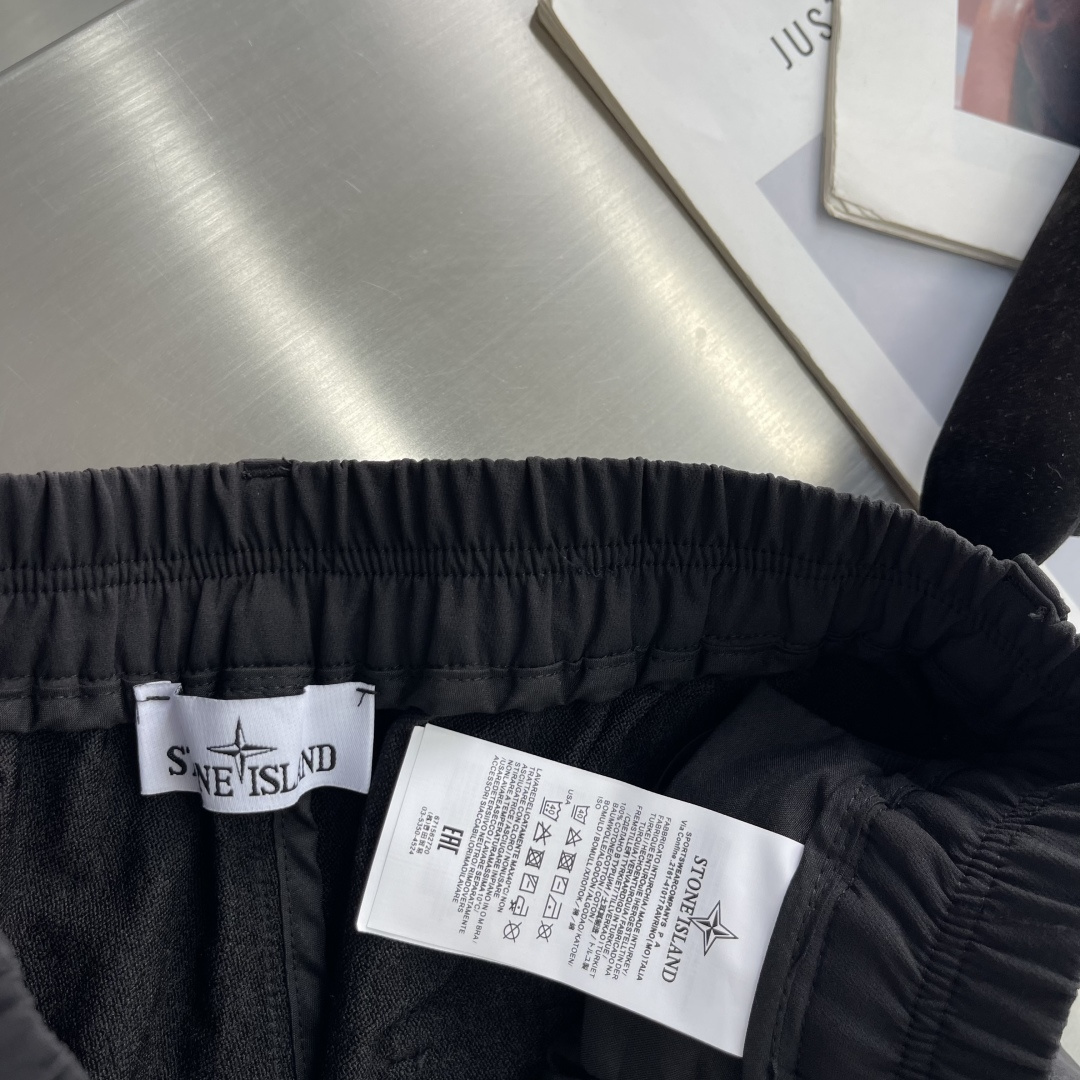 -Stone Island     工装风休闲长裤，采用高弹棉质面料，超级亲肤舒适，两侧工装口袋设计，上身效果超级帅气！