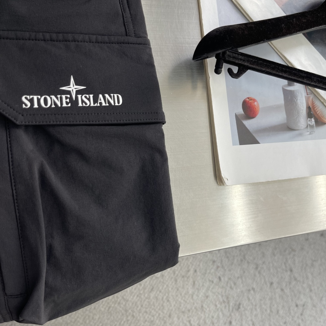 -Stone Island     工装风休闲长裤，采用高弹棉质面料，超级亲肤舒适，两侧工装口袋设计，上身效果超级帅气！