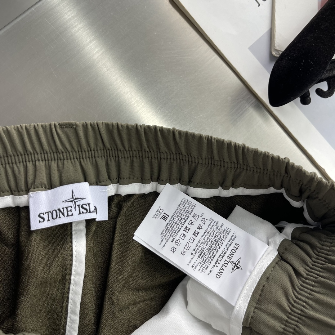 -Stone Island 工装风休闲长裤,采用高弹棉质面料,超级亲肤舒适,两侧工装口袋设计,上身效果超级帅气! -Stone Island 工装风休闲长裤,采用高弹棉质面料,超级亲肤舒适,两侧工装口袋设计,上身效果超级帅气!