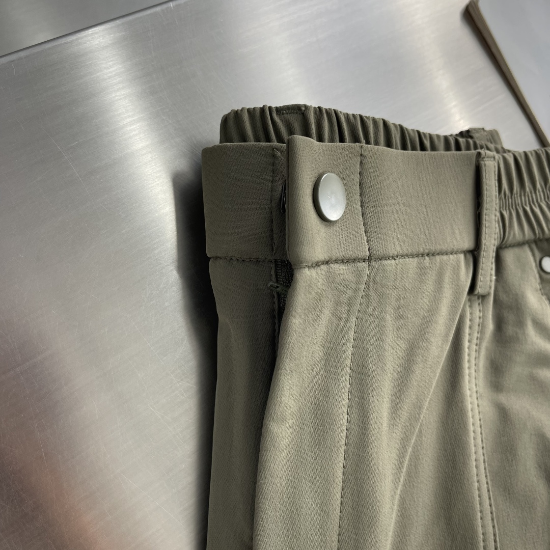 -Stone Island 工装风休闲长裤,采用高弹棉质面料,超级亲肤舒适,两侧工装口袋设计,上身效果超级帅气! -Stone Island 工装风休闲长裤,采用高弹棉质面料,超级亲肤舒适,两侧工装口袋设计,上身效果超级帅气!