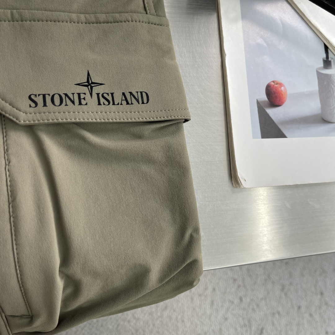 -Stone Island 工装风休闲长裤,采用高弹棉质面料,超级亲肤舒适,两侧工装口袋设计,上身效果超级帅气! -Stone Island 工装风休闲长裤,采用高弹棉质面料,超级亲肤舒适,两侧工装口袋设计,上身效果超级帅气!