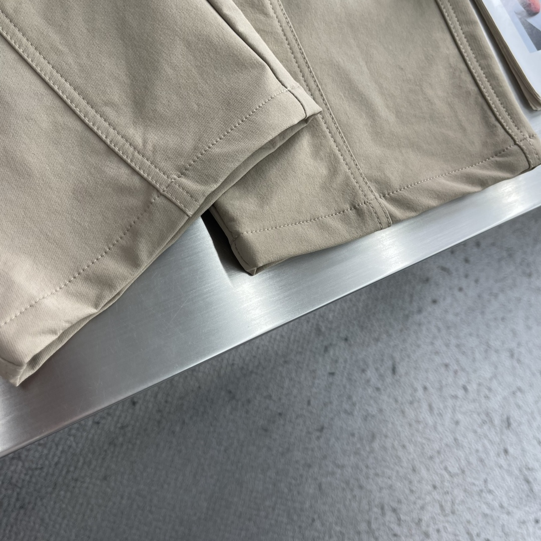 -Stone Island     工装风休闲长裤，采用高弹棉质面料，超级亲肤舒适，两侧工装口袋设计，上身效果超级帅气！