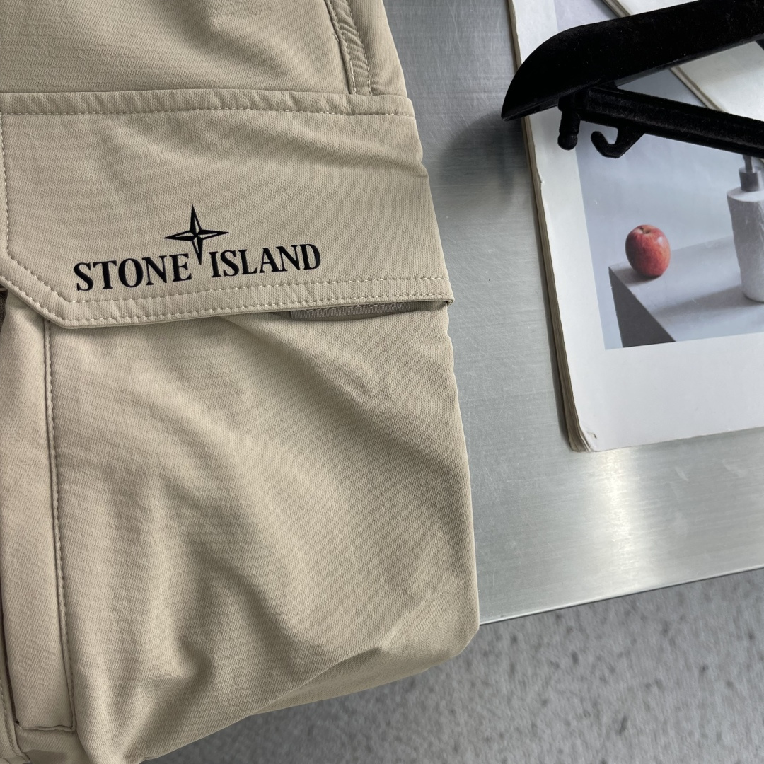 -Stone Island     工装风休闲长裤，采用高弹棉质面料，超级亲肤舒适，两侧工装口袋设计，上身效果超级帅气！
