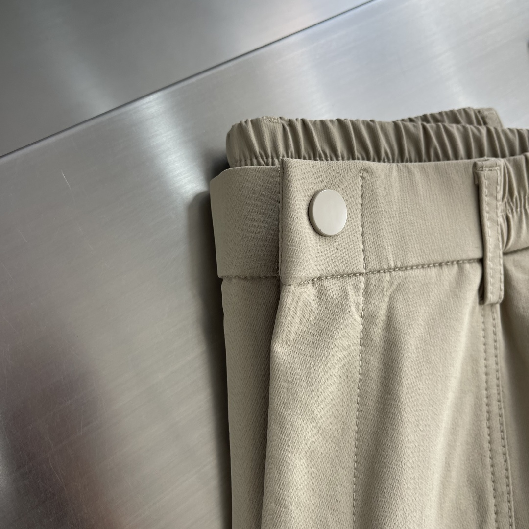 -Stone Island     工装风休闲长裤，采用高弹棉质面料，超级亲肤舒适，两侧工装口袋设计，上身效果超级帅气！