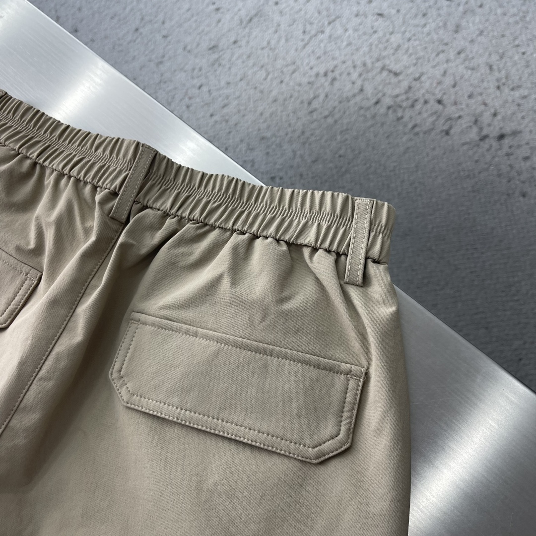 -Stone Island     工装风休闲长裤，采用高弹棉质面料，超级亲肤舒适，两侧工装口袋设计，上身效果超级帅气！