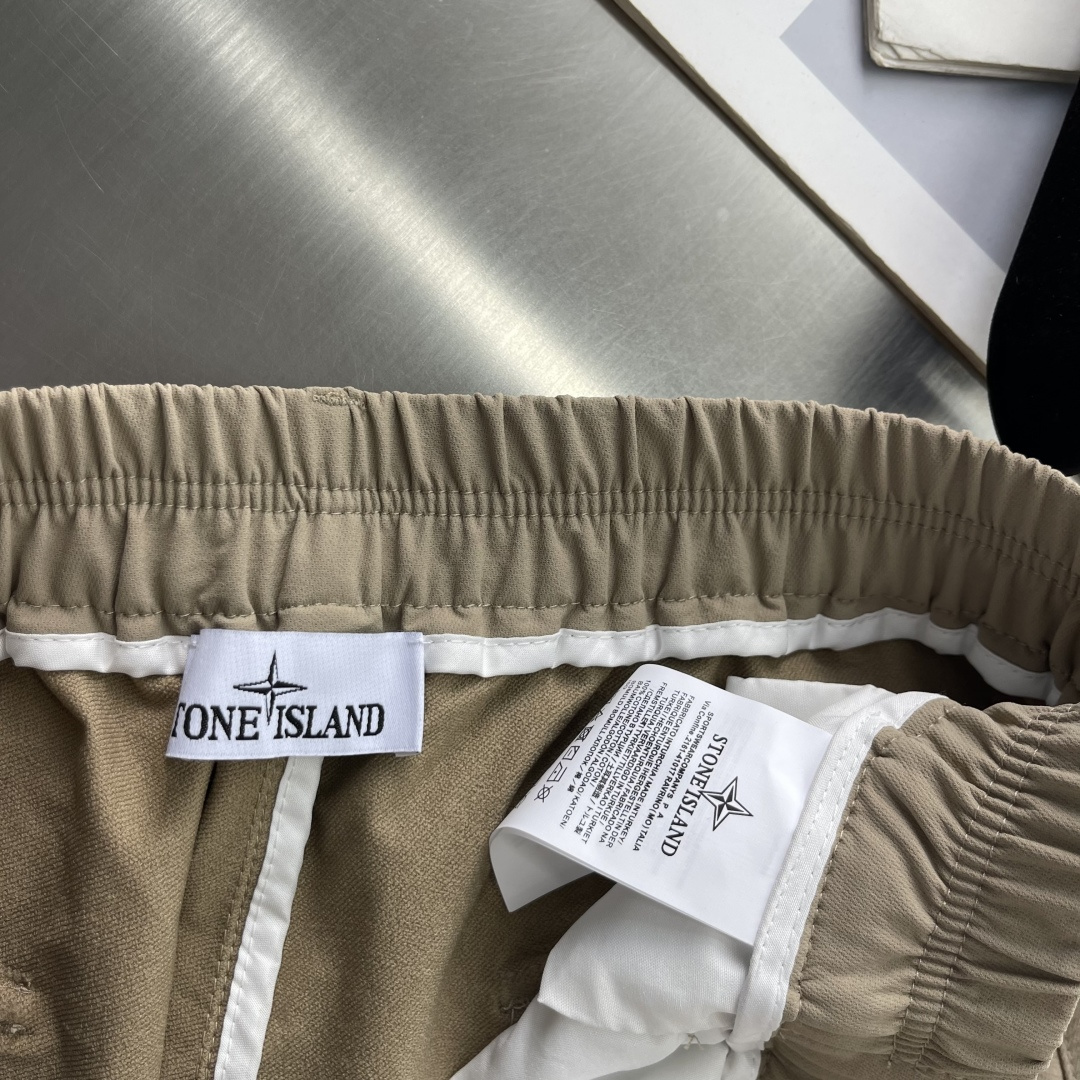 -Stone Island     工装风休闲长裤，采用高弹棉质面料，超级亲肤舒适，两侧工装口袋设计，上身效果超级帅气！