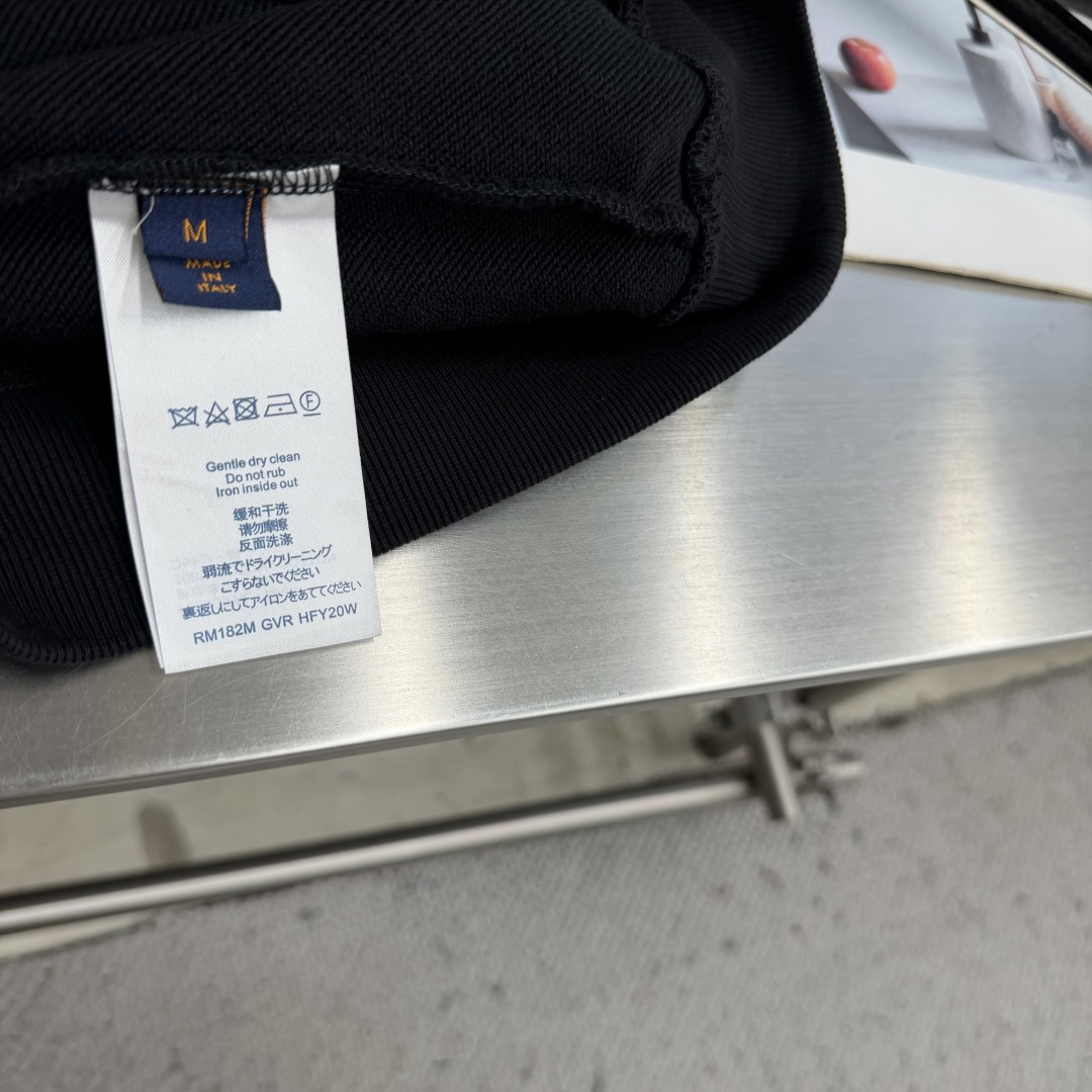 -驴牌     经典圆领刺绣卫衣 领口加固罗纹，久穿不易松垮 胸前立体刺绣，走线密实，细节到位 高克重针织面料，透气有分