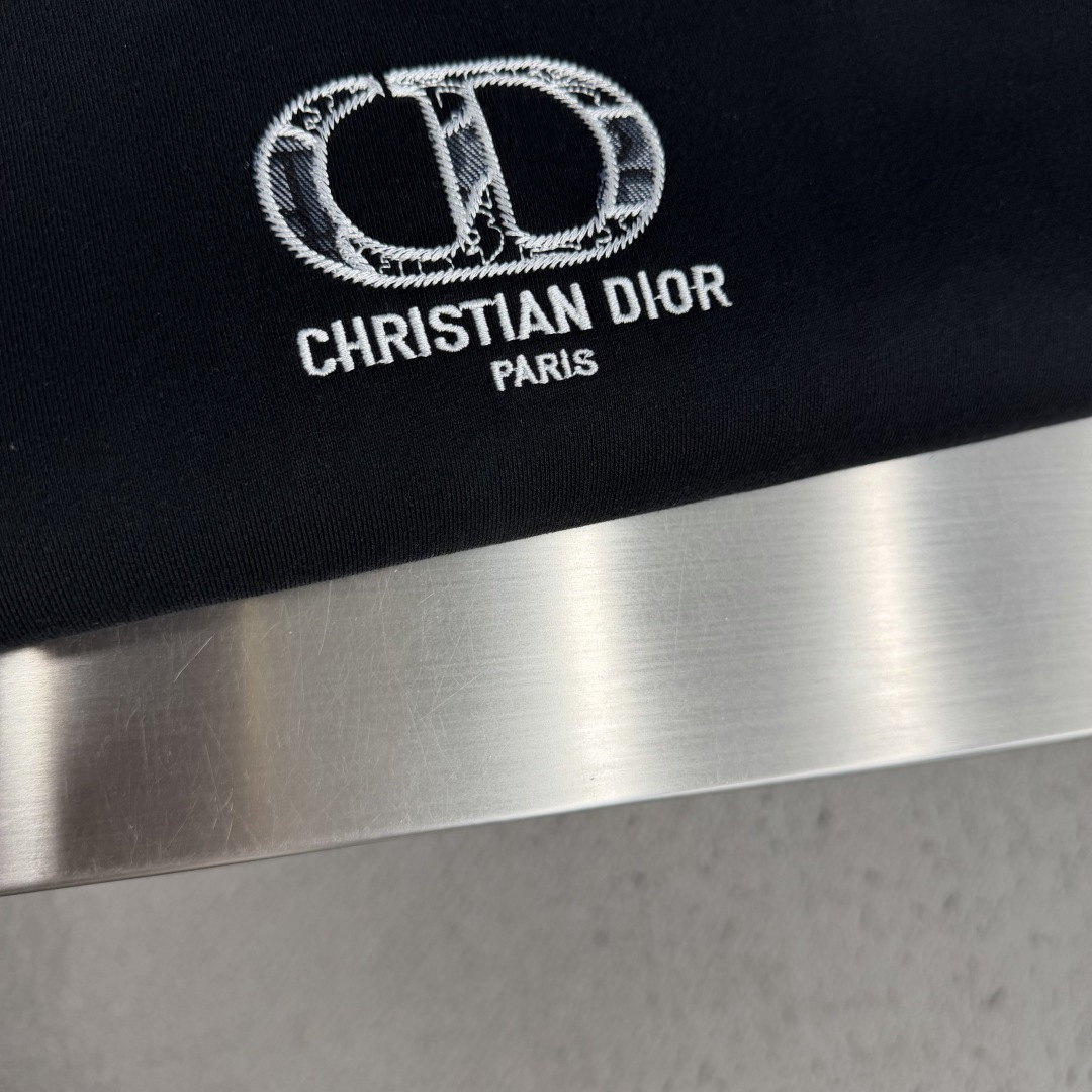 -Dio 经典CD刺绣圆领卫衣 加固宽罗纹领,反复洗不容易松垮 胸前高密度刺绣,走线密实无浮线 高克重毛圈面料,挺 -Dio 经典CD刺绣圆领卫衣 加固宽罗纹领,反复洗不容易松垮 胸前高密度刺绣,走线密实无浮线 高克重毛圈面料,挺