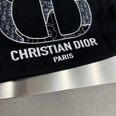 -Dio 经典CD刺绣圆领卫衣 加固宽罗纹领,反复洗不容易松垮 胸前高密度刺绣,走线密实无浮线 高克重毛圈面料,挺 -Dio 经典CD刺绣圆领卫衣 加固宽罗纹领,反复洗不容易松垮 胸前高密度刺绣,走线密实无浮线 高克重毛圈面料,挺