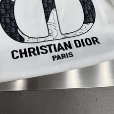 -Dio 经典CD刺绣圆领卫衣 加固宽罗纹领,反复洗不容易松垮 胸前高密度刺绣,走线密实无浮线 高克重毛圈面料,挺 -Dio 经典CD刺绣圆领卫衣 加固宽罗纹领,反复洗不容易松垮 胸前高密度刺绣,走线密实无浮线 高克重毛圈面料,挺