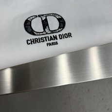 -Dio 经典CD刺绣圆领卫衣 加固宽罗纹领,反复洗不容易松垮 胸前高密度刺绣,走线密实无浮线 高克重毛圈面料,挺 -Dio 经典CD刺绣圆领卫衣 加固宽罗纹领,反复洗不容易松垮 胸前高密度刺绣,走线密实无浮线 高克重毛圈面料,挺