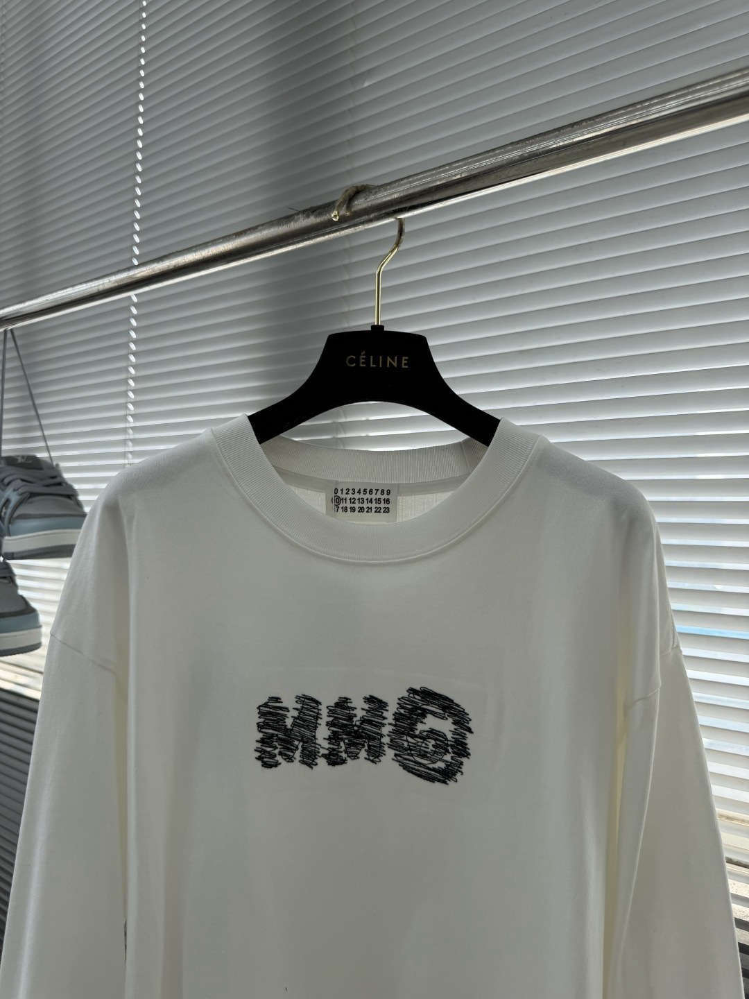 -MM6 马吉拉    2026秋冬绣花细节长袖T恤，简约百搭不挑人。 胸前做旧肌理字母刺绣，斑驳复古质感，立体不突兀，