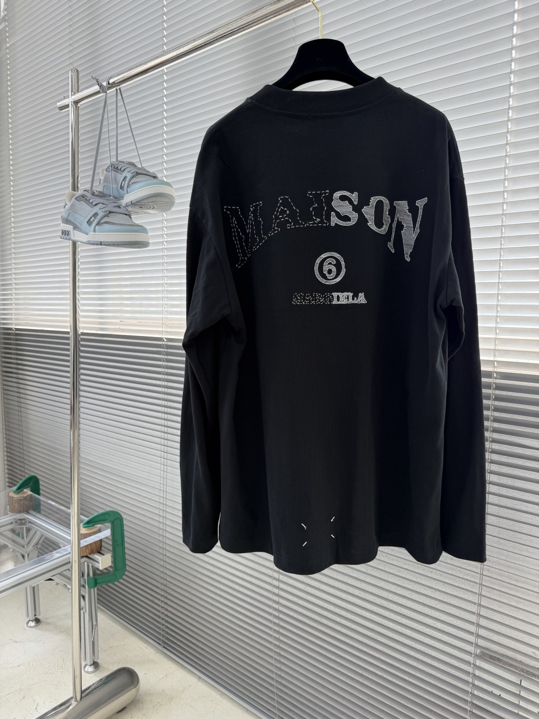 -MM6 马吉拉    2026秋冬绣花细节长袖T恤，简约百搭不挑人。 胸前做旧肌理字母刺绣，斑驳复古质感，立体不突兀，