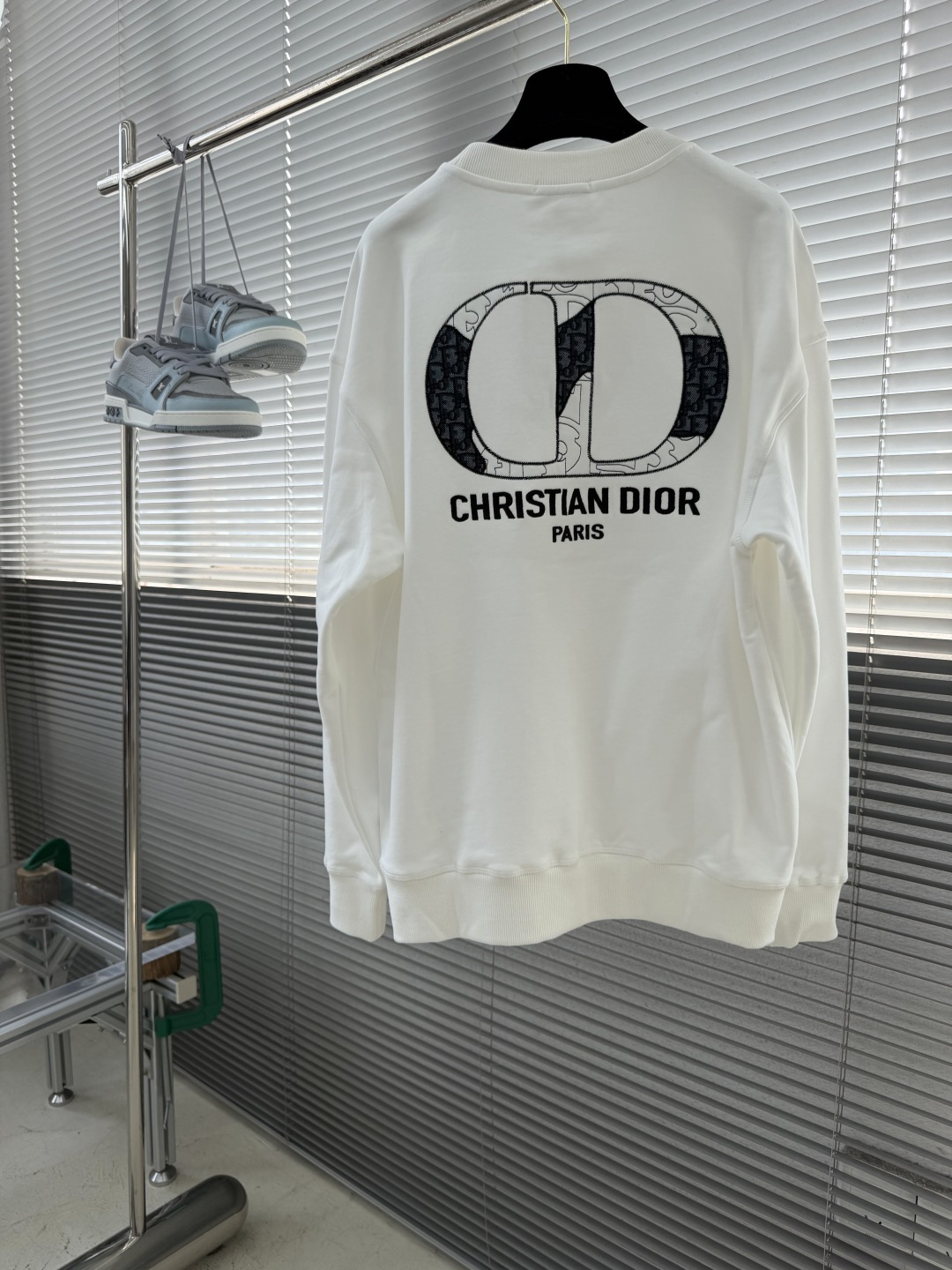 -Dio 经典CD刺绣圆领卫衣 加固宽罗纹领,反复洗不容易松垮 胸前高密度刺绣,走线密实无浮线 高克重毛圈面料,挺 -Dio 经典CD刺绣圆领卫衣 加固宽罗纹领,反复洗不容易松垮 胸前高密度刺绣,走线密实无浮线 高克重毛圈面料,挺