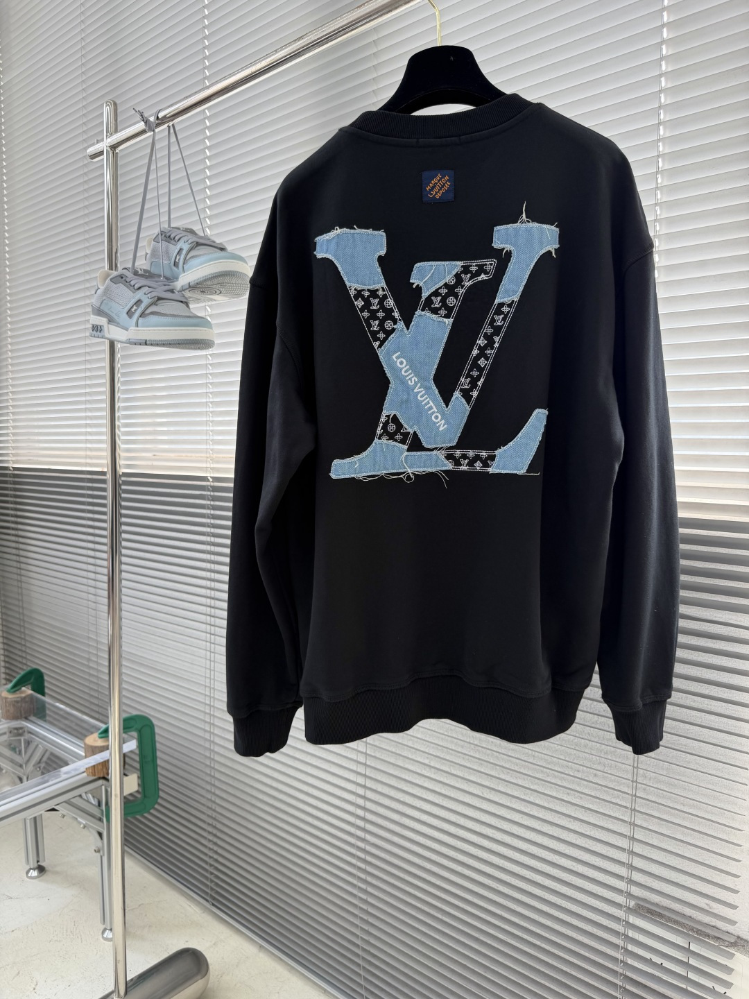 -驴牌     经典圆领刺绣卫衣 领口加固罗纹，久穿不易松垮 胸前立体刺绣，走线密实，细节到位 高克重针织面料，透气有分