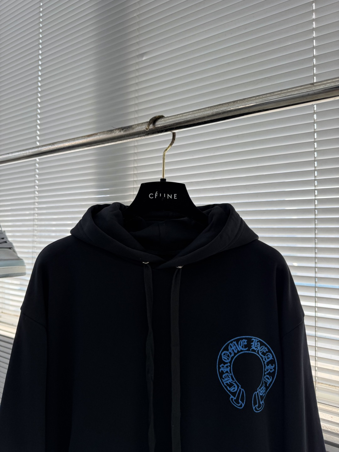 -CH 克罗心    26fw马蹄闪粉暗纹黑麒麟帽衫 1.88W购入 面料采用定织定染320克抓绒 印花采用水晶闪粉印花