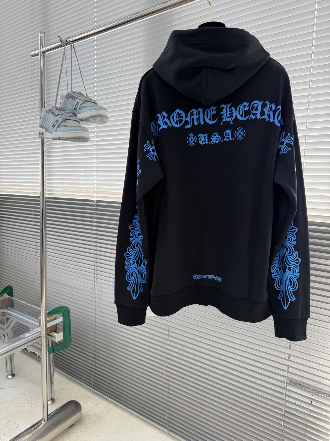 -CH 克罗心    26fw马蹄闪粉暗纹黑麒麟帽衫 1.88W购入 面料采用定织定染320克抓绒 印花采用水晶闪粉印花