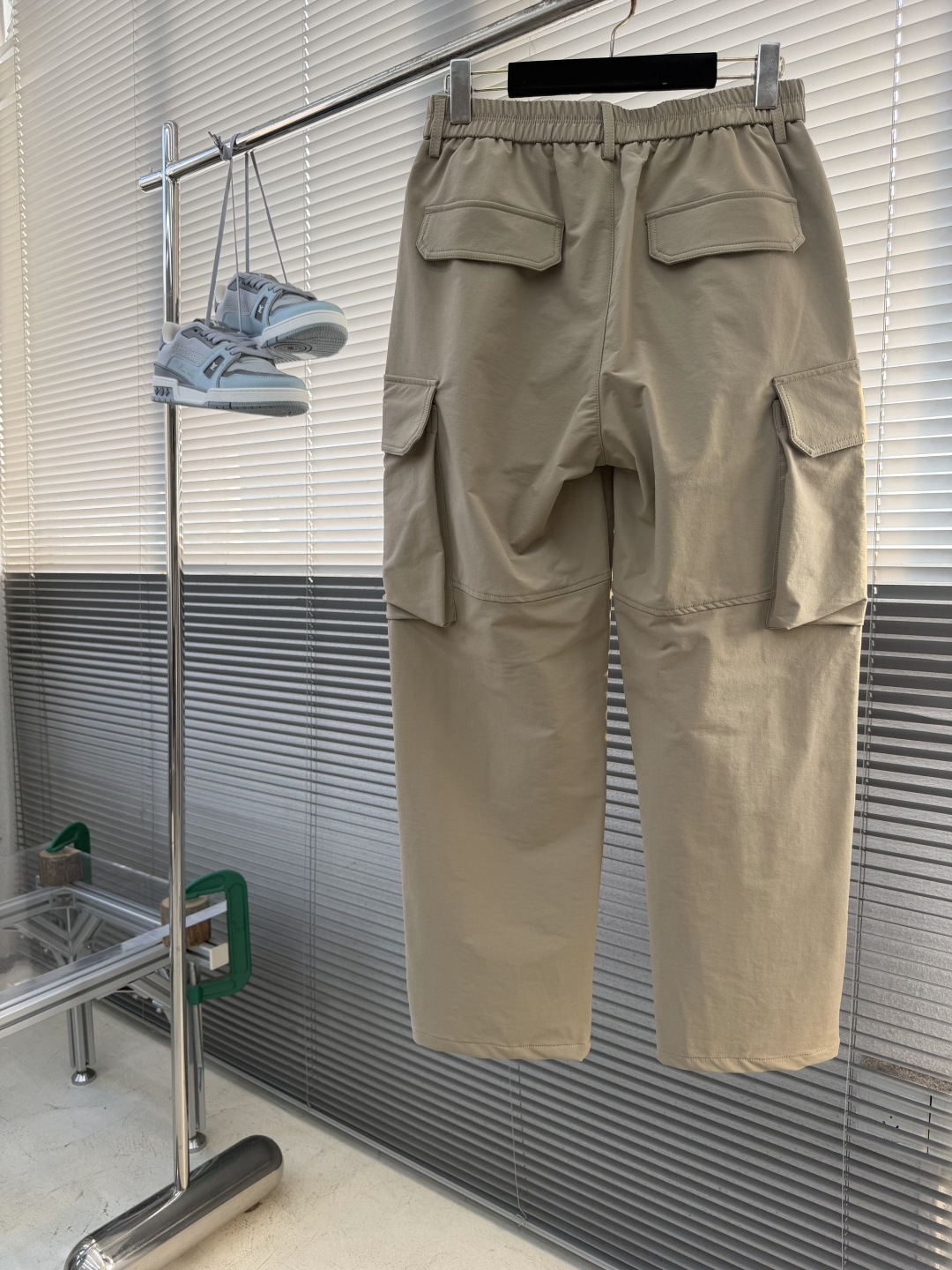 -Stone Island     工装风休闲长裤，采用高弹棉质面料，超级亲肤舒适，两侧工装口袋设计，上身效果超级帅气！