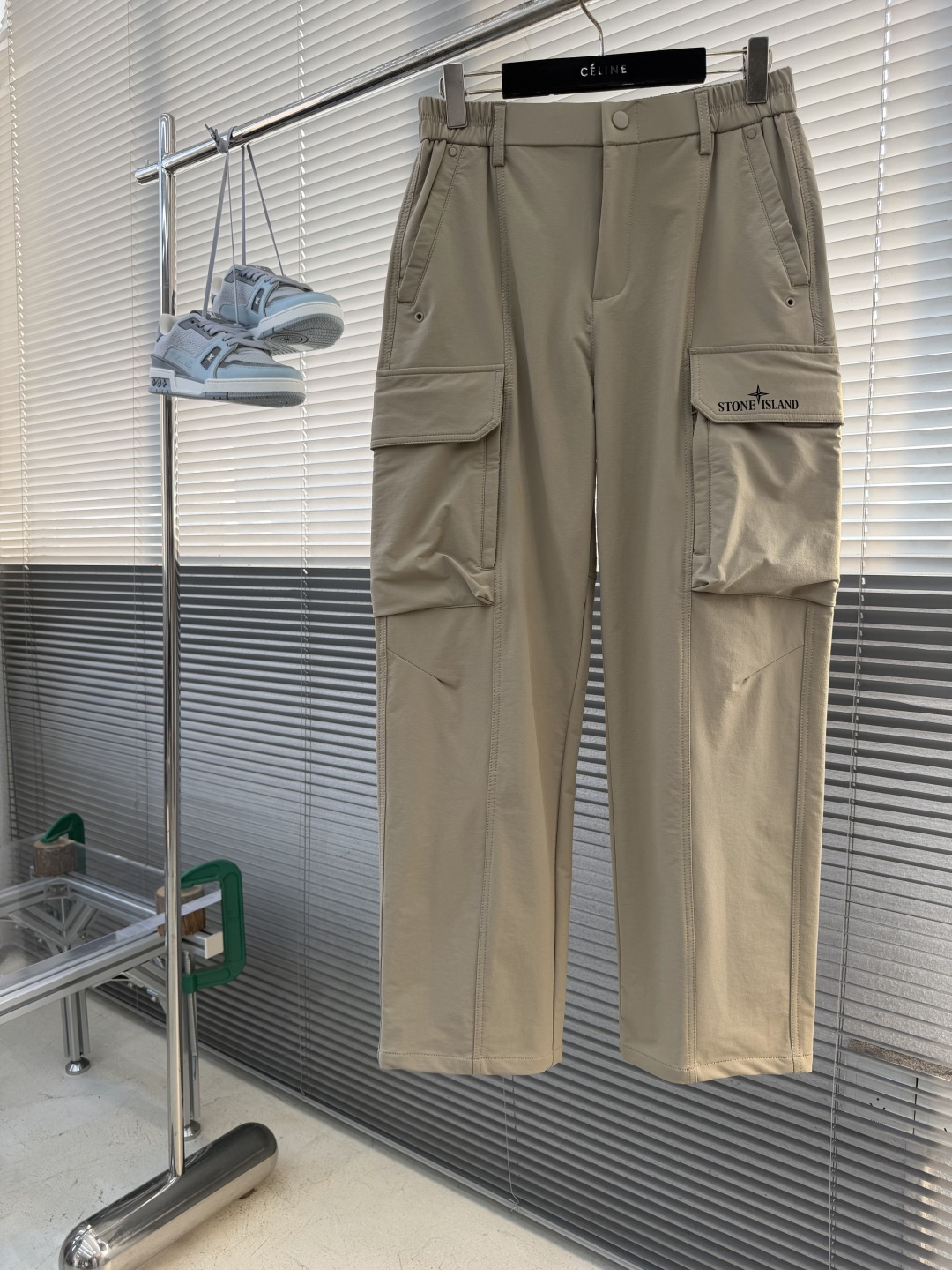 -Stone Island     工装风休闲长裤，采用高弹棉质面料，超级亲肤舒适，两侧工装口袋设计，上身效果超级帅气！