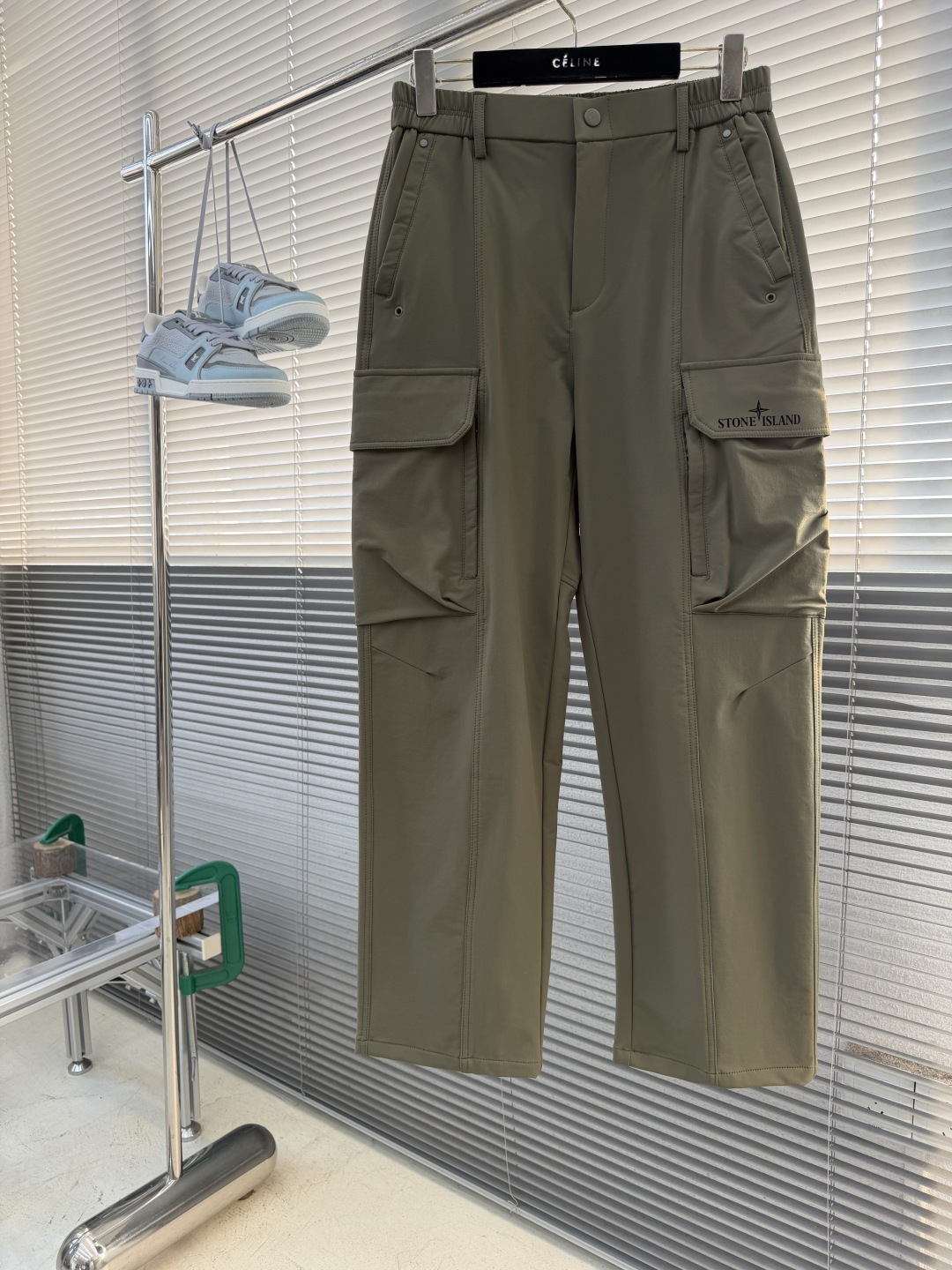 -Stone Island     工装风休闲长裤，采用高弹棉质面料，超级亲肤舒适，两侧工装口袋设计，上身效果超级帅气！