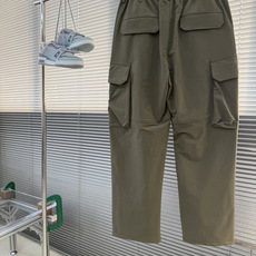 -Stone Island 工装风休闲长裤,采用高弹棉质面料,超级亲肤舒适,两侧工装口袋设计,上身效果超级帅气! -Stone Island 工装风休闲长裤,采用高弹棉质面料,超级亲肤舒适,两侧工装口袋设计,上身效果超级帅气!