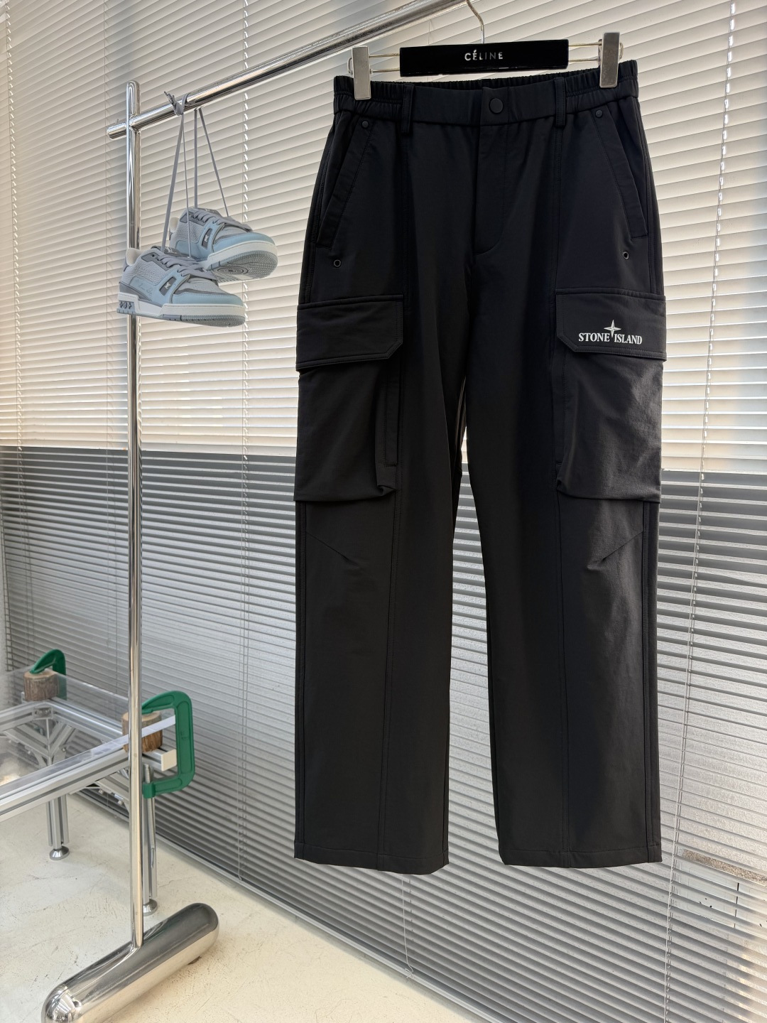 -Stone Island     工装风休闲长裤，采用高弹棉质面料，超级亲肤舒适，两侧工装口袋设计，上身效果超级帅气！
