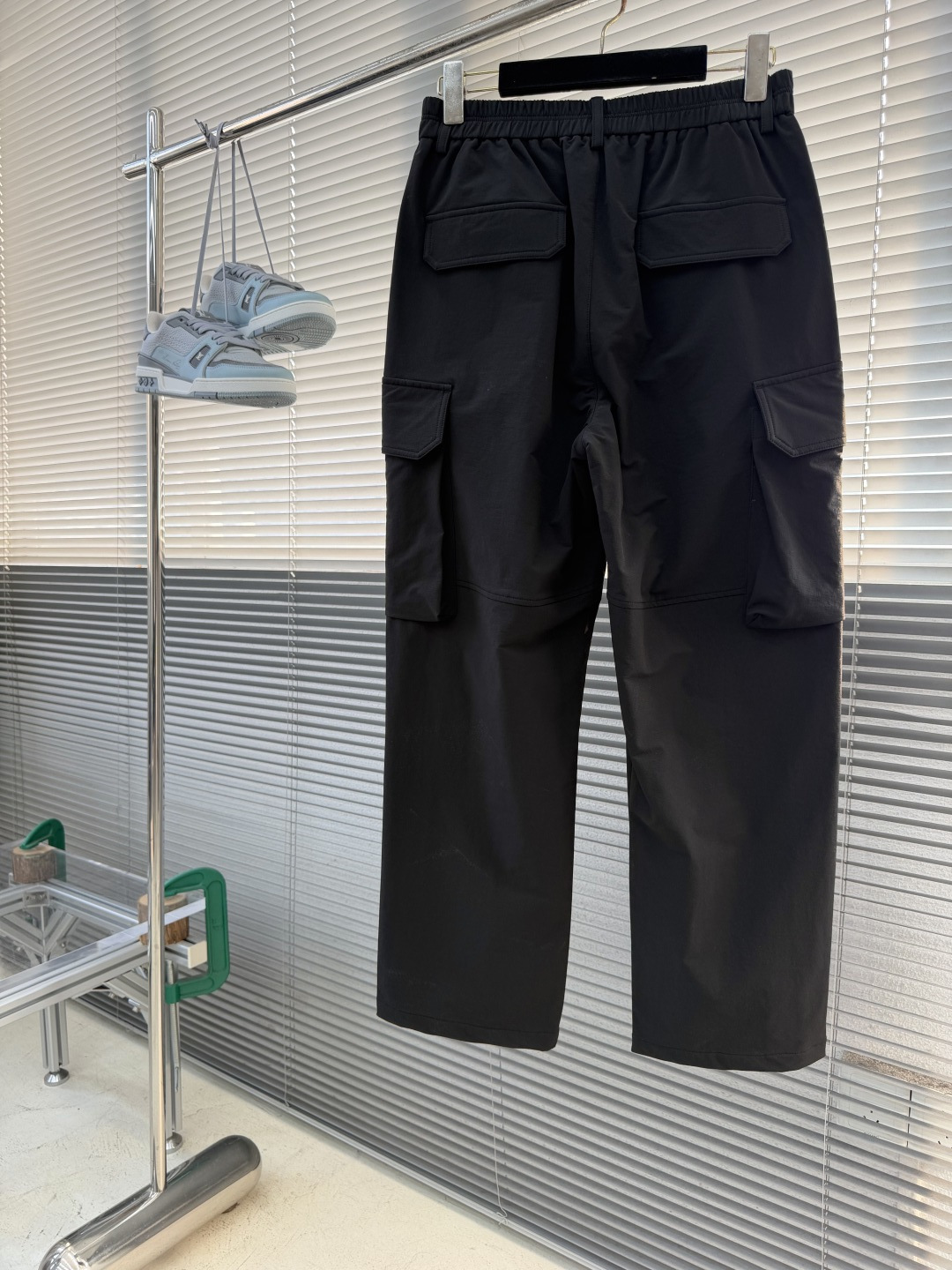 -Stone Island     工装风休闲长裤，采用高弹棉质面料，超级亲肤舒适，两侧工装口袋设计，上身效果超级帅气！