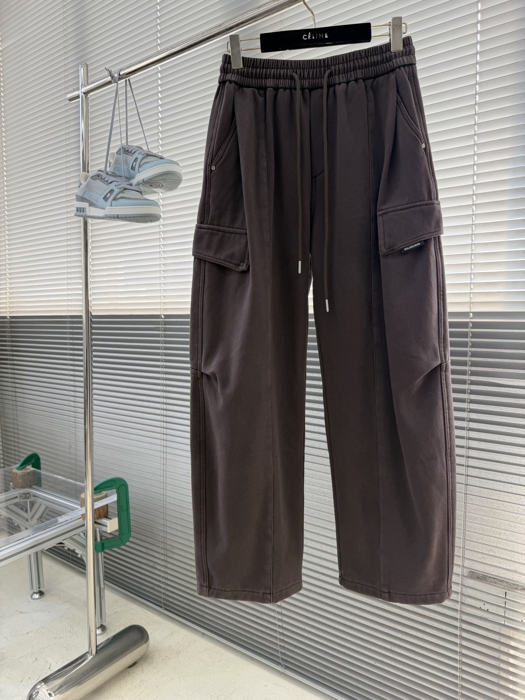 -Balenciag    2026fw 工装多袋直筒长裤，采用高密度梭织面料，内里附了一层纯棉里布以提升穿着舒适度，工