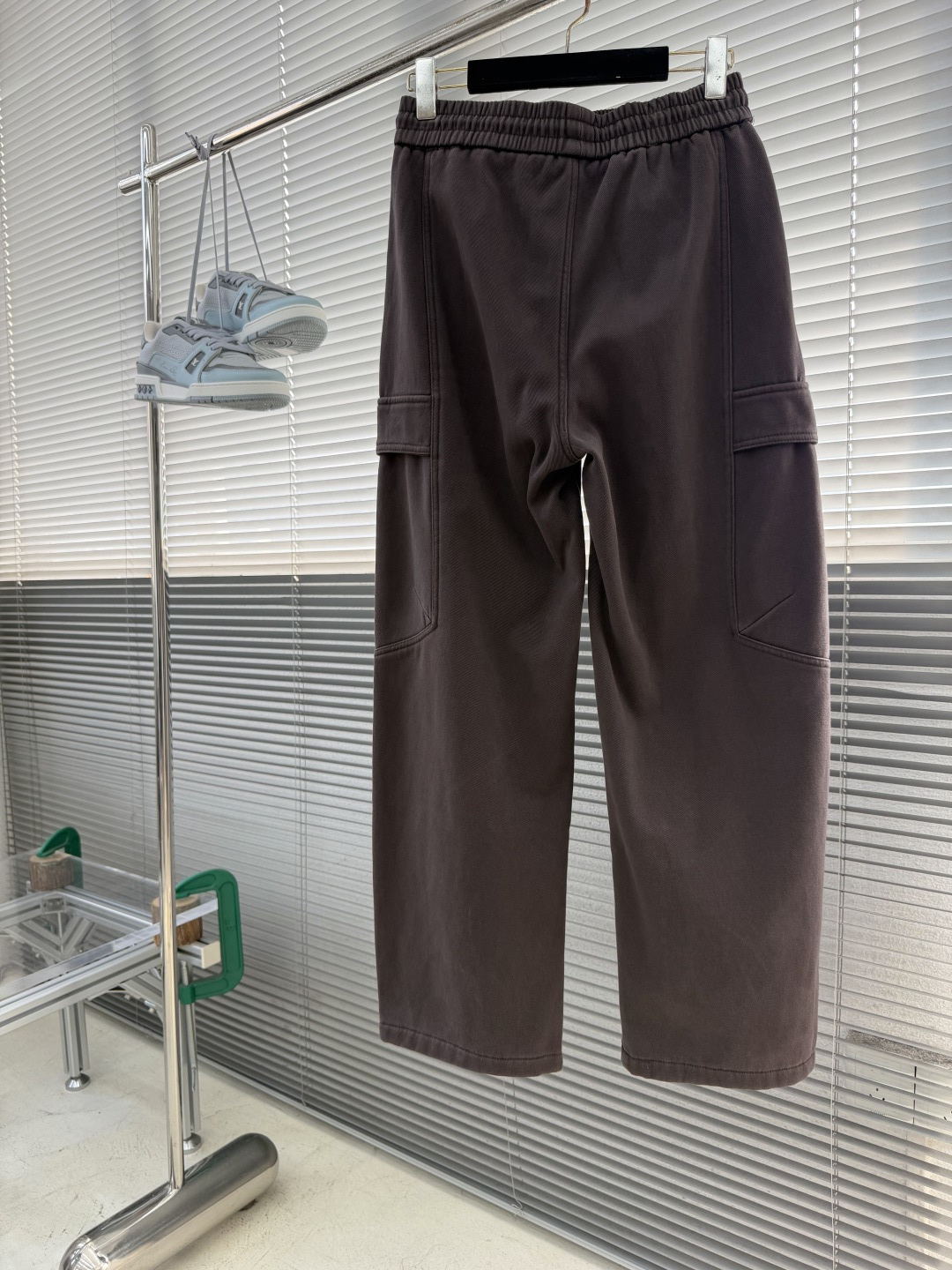 -Balenciag 2026fw 工装多袋直筒长裤,采用高密度梭织面料,内里附了一层纯棉里布以提升穿着舒适度,工 -Balenciag 2026fw 工装多袋直筒长裤,采用高密度梭织面料,内里附了一层纯棉里布以提升穿着舒适度,工