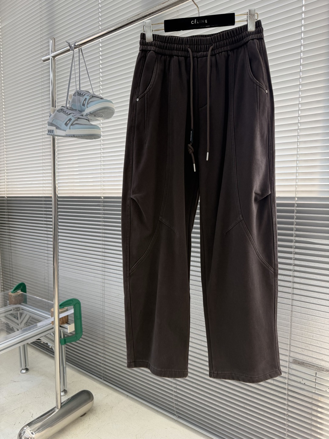 -Balenciag     2026秋冬新品休闲裤，将工装风与时尚感巧妙交织。深色款沉稳内敛，灰色款则更显随性。均采用