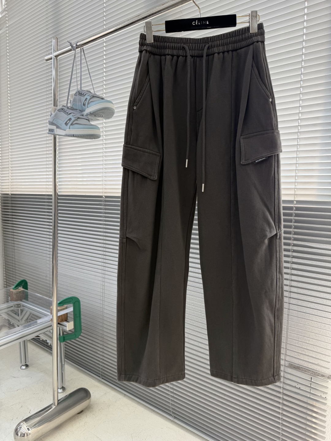 -Balenciag    2026fw 工装多袋直筒长裤，采用高密度梭织面料，内里附了一层纯棉里布以提升穿着舒适度，工