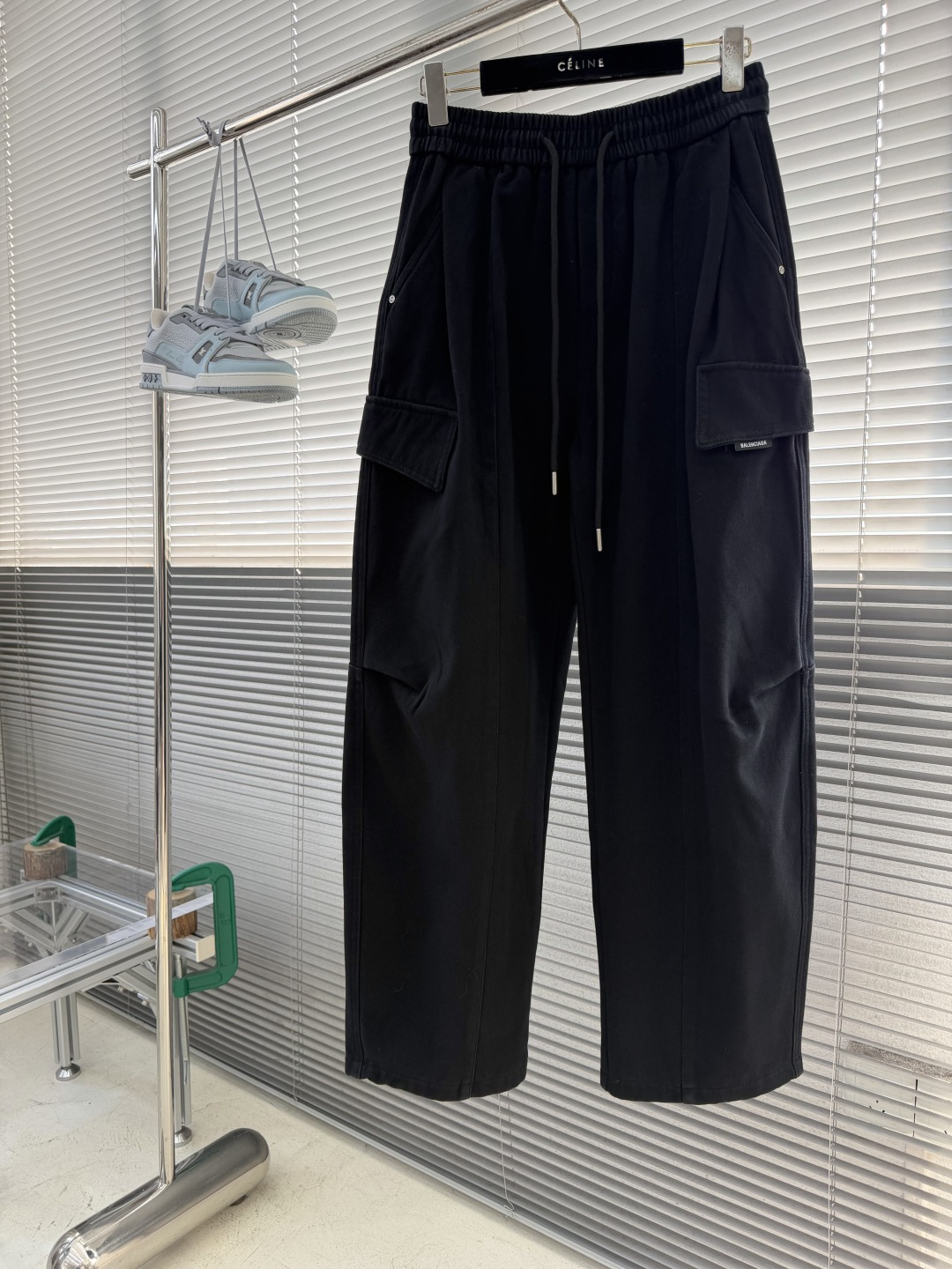 -Balenciag    2026fw 工装多袋直筒长裤，采用高密度梭织面料，内里附了一层纯棉里布以提升穿着舒适度，工