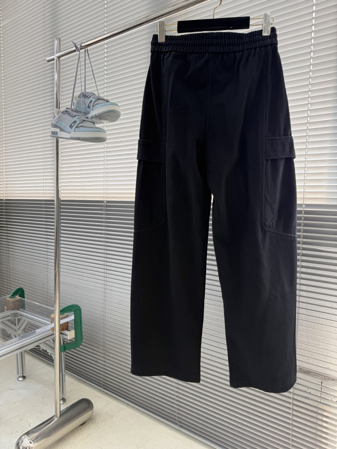 -Balenciag 2026fw 工装多袋直筒长裤,采用高密度梭织面料,内里附了一层纯棉里布以提升穿着舒适度,工 -Balenciag 2026fw 工装多袋直筒长裤,采用高密度梭织面料,内里附了一层纯棉里布以提升穿着舒适度,工