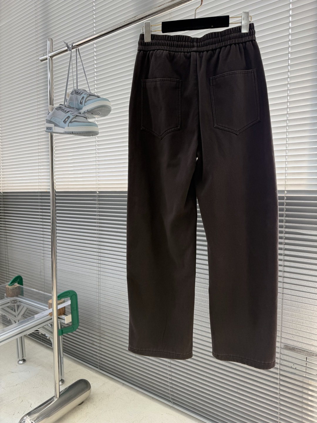-Balenciag     2026秋冬新品休闲裤，将工装风与时尚感巧妙交织。深色款沉稳内敛，灰色款则更显随性。均采用
