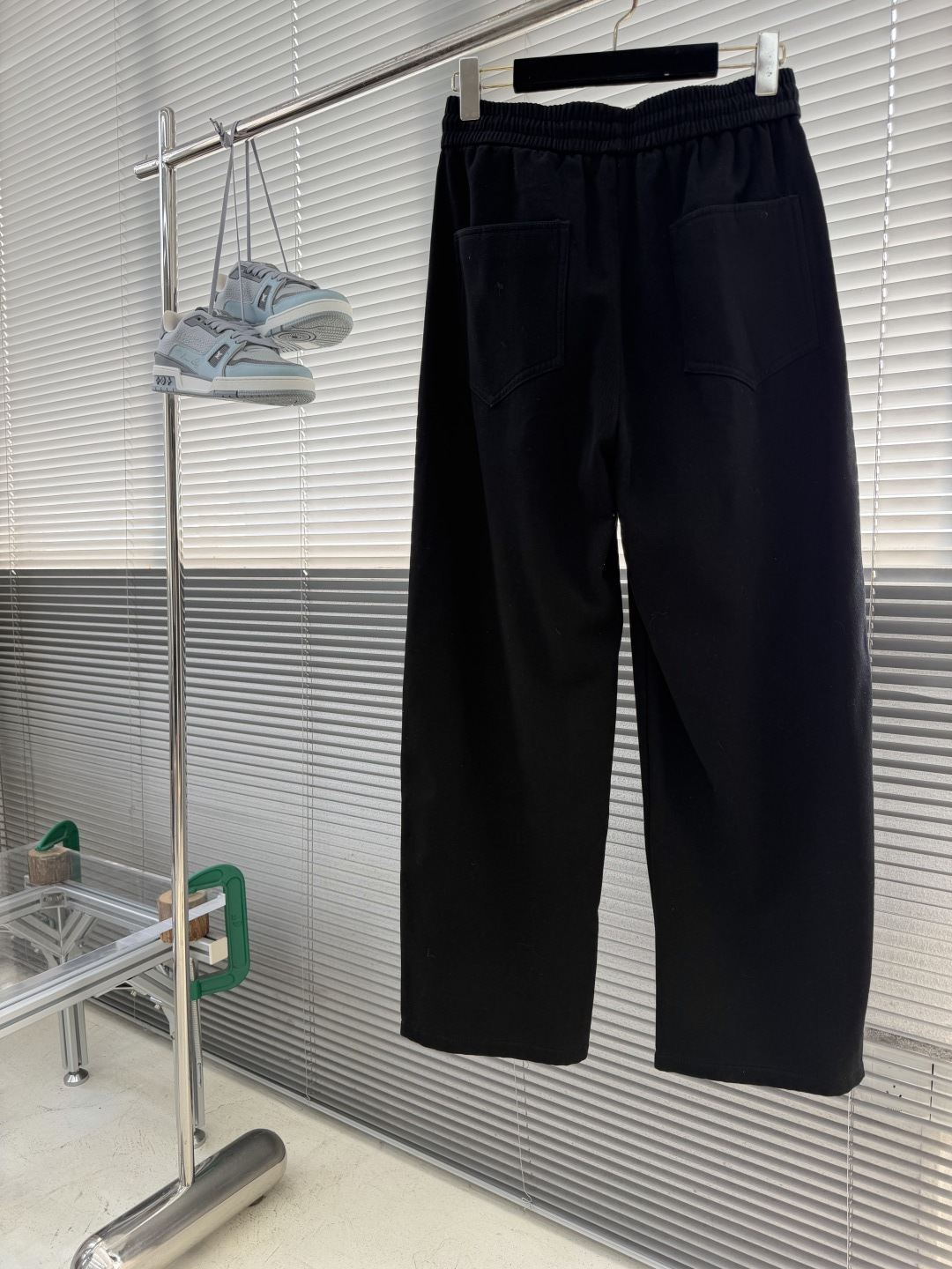 -Balenciag     2026秋冬新品休闲裤，将工装风与时尚感巧妙交织。深色款沉稳内敛，灰色款则更显随性。均采用