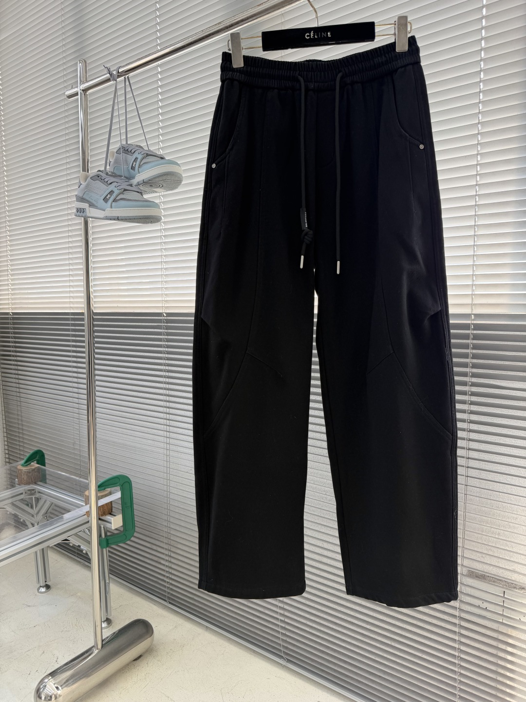 -Balenciag     2026秋冬新品休闲裤，将工装风与时尚感巧妙交织。深色款沉稳内敛，灰色款则更显随性。均采用