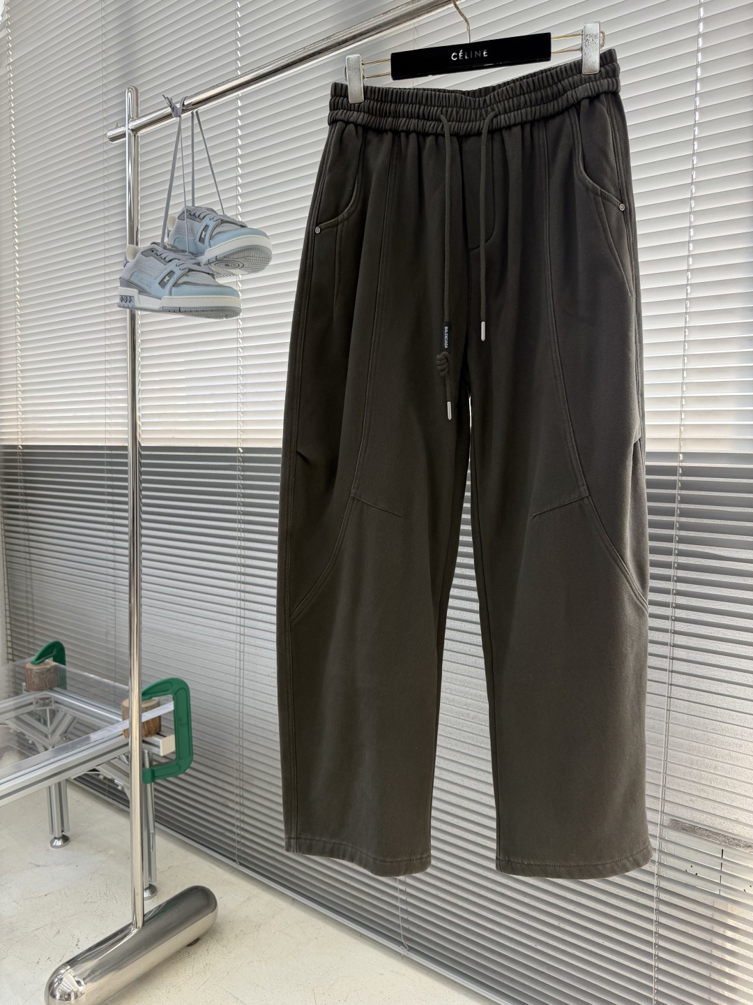 -Balenciag     2026秋冬新品休闲裤，将工装风与时尚感巧妙交织。深色款沉稳内敛，灰色款则更显随性。均采用