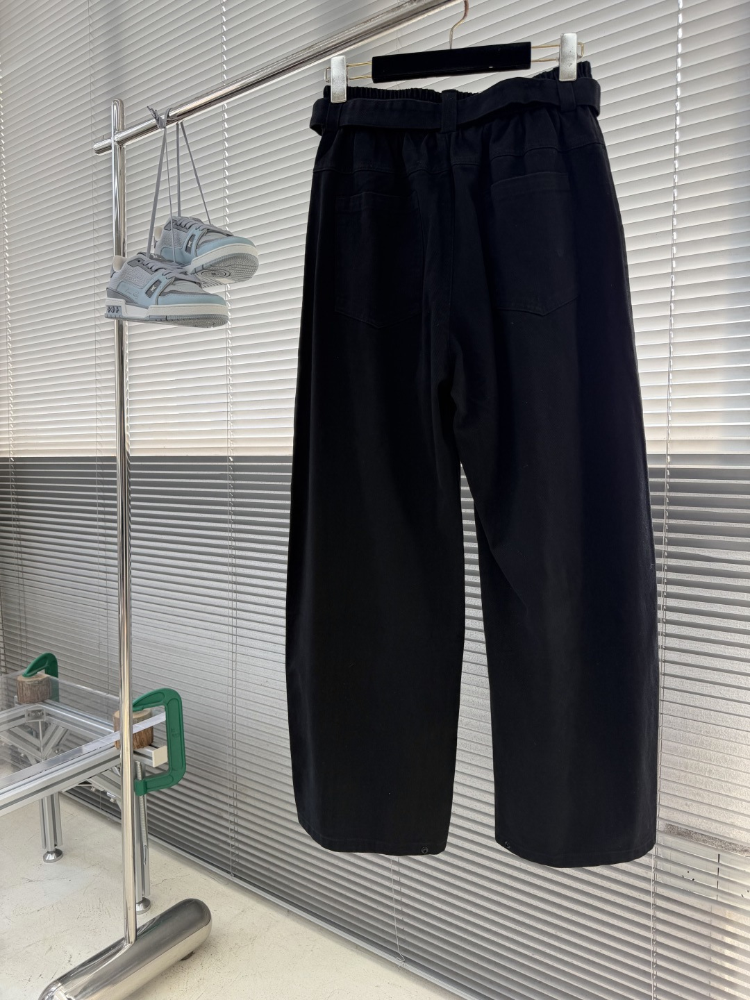 -Balenciag 2026秋冬新款裤子 走秀款 独家定制棉麻面料 搭配拼接设计 时尚帅气 垂感超好不易褶皱 细 -Balenciag 2026秋冬新款裤子 走秀款 独家定制棉麻面料 搭配拼接设计 时尚帅气 垂感超好不易褶皱 细